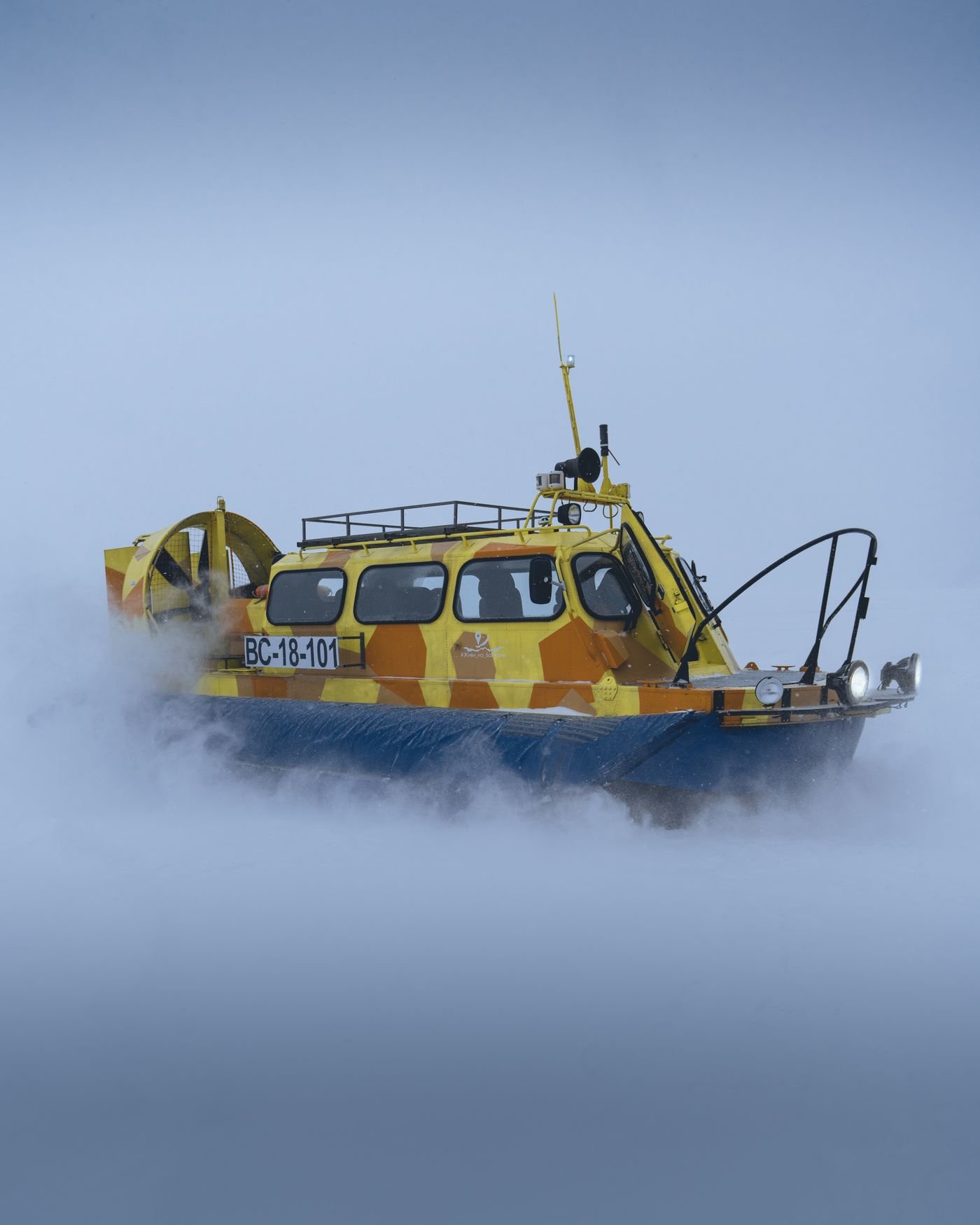 Hava yastığı üzerinde ilerleyen hovercraft
